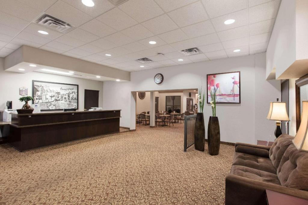 Super 8 By Wyndham Innisfail Bagian luar foto