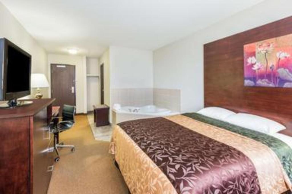 Super 8 By Wyndham Innisfail Bagian luar foto