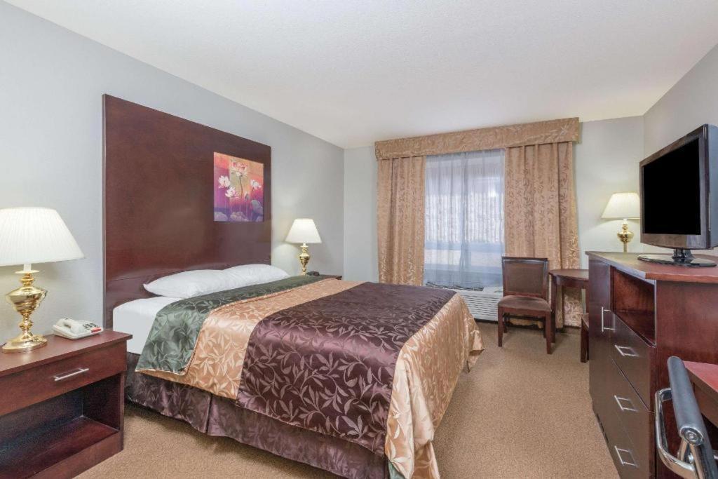 Super 8 By Wyndham Innisfail Bagian luar foto