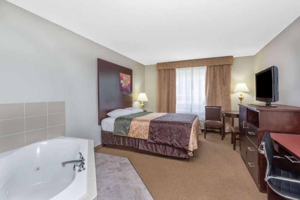 Super 8 By Wyndham Innisfail Bagian luar foto