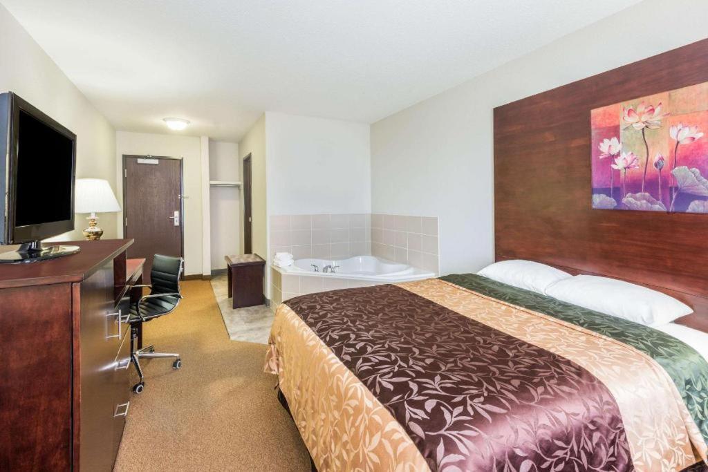 Super 8 By Wyndham Innisfail Bagian luar foto