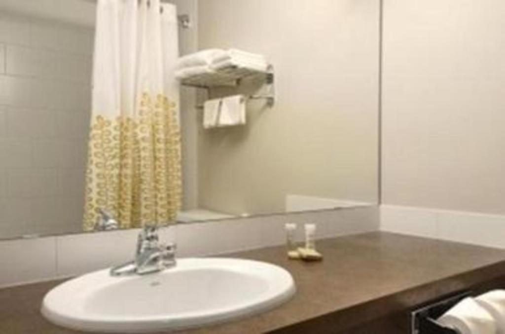 Super 8 By Wyndham Innisfail Bagian luar foto