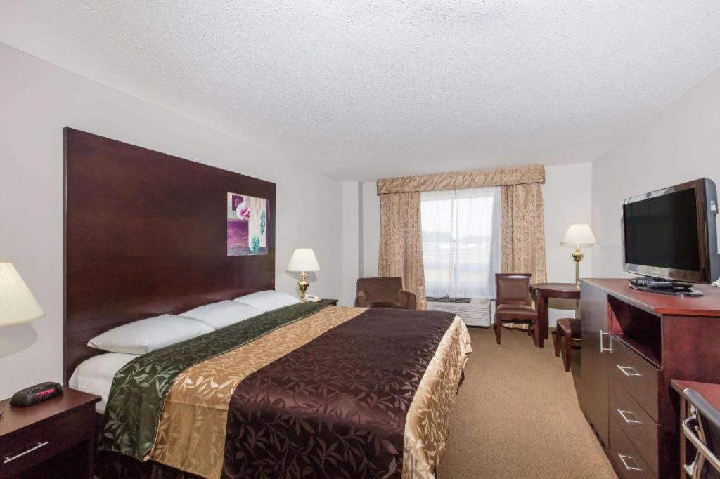 Super 8 By Wyndham Innisfail Bagian luar foto