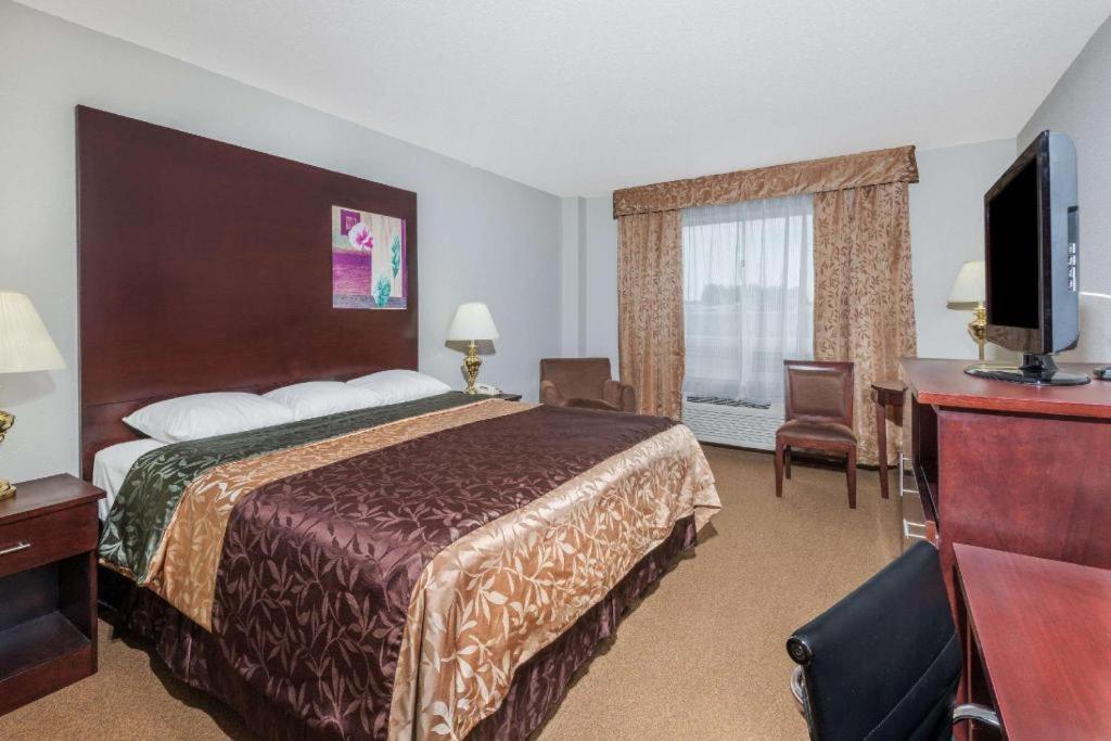 Super 8 By Wyndham Innisfail Bagian luar foto