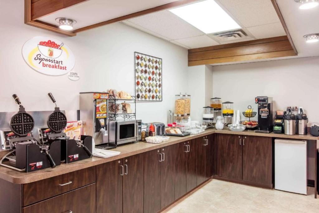 Super 8 By Wyndham Innisfail Bagian luar foto