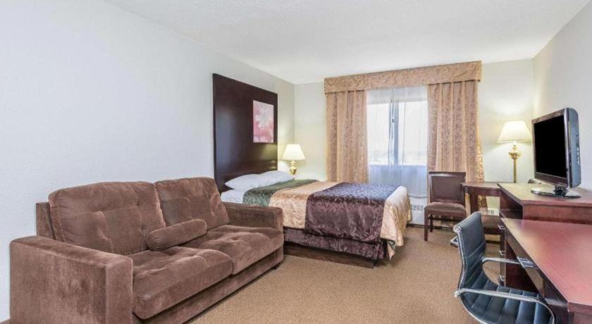 Super 8 By Wyndham Innisfail Bagian luar foto