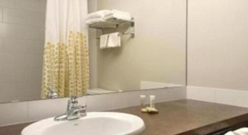 Super 8 By Wyndham Innisfail Bagian luar foto